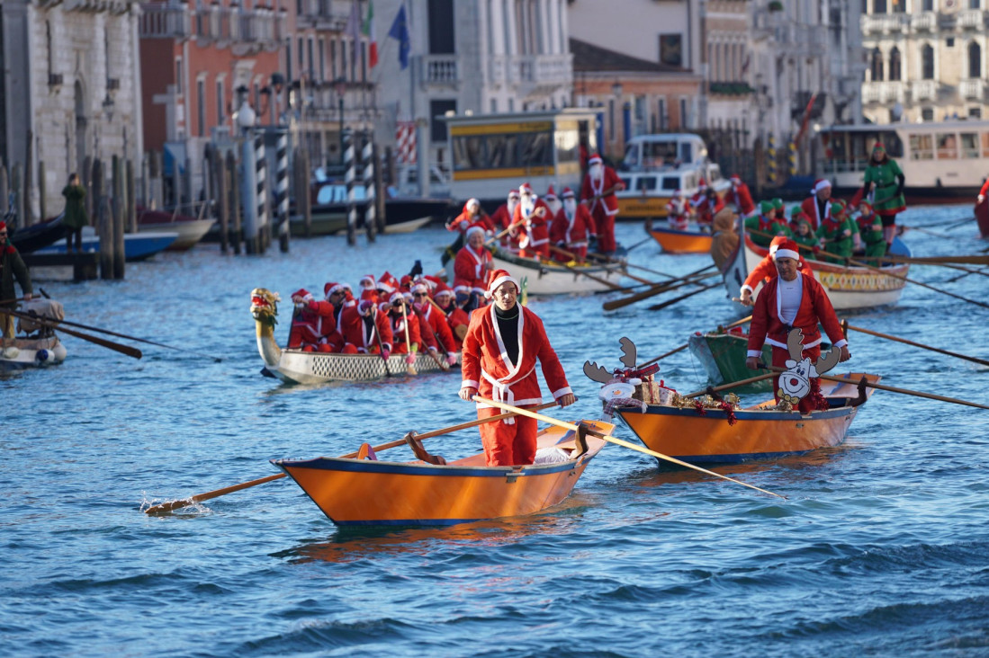 Zašto se stotinu Deda Mrazova juri po Veneciji? (FOTO)