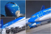 Vetar pomerio "boing" koji je stajao na pisti: U snažnoj oluji oštećeni avioni, odloženo više od 120 letova (VIDEO)