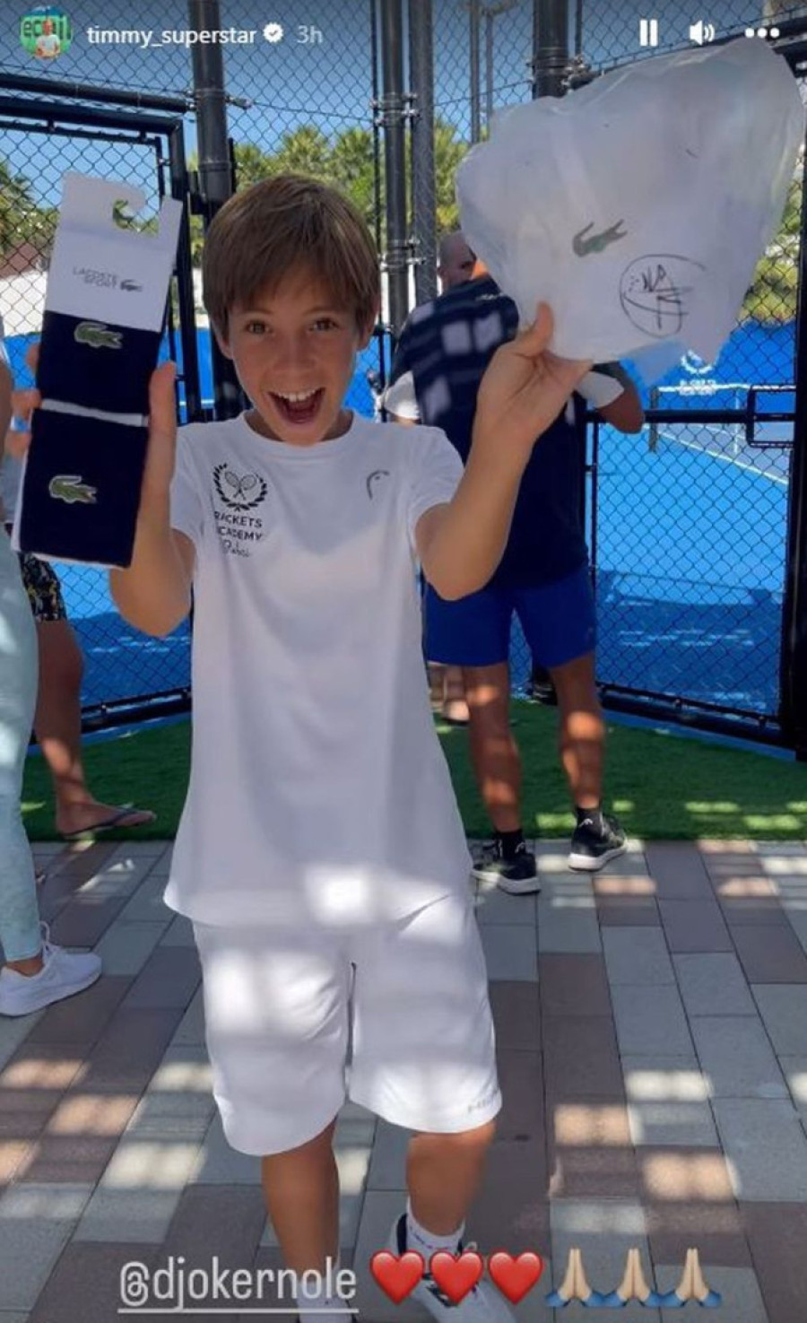 Nole baš uživa: Pika odbojku na pesku u Dubaiju, pa oduševio jednog klinca! (VIDEO)