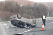 Automobil završio na krovu, jedna osoba povređena: Udes kod Aleksinca (VIDEO)