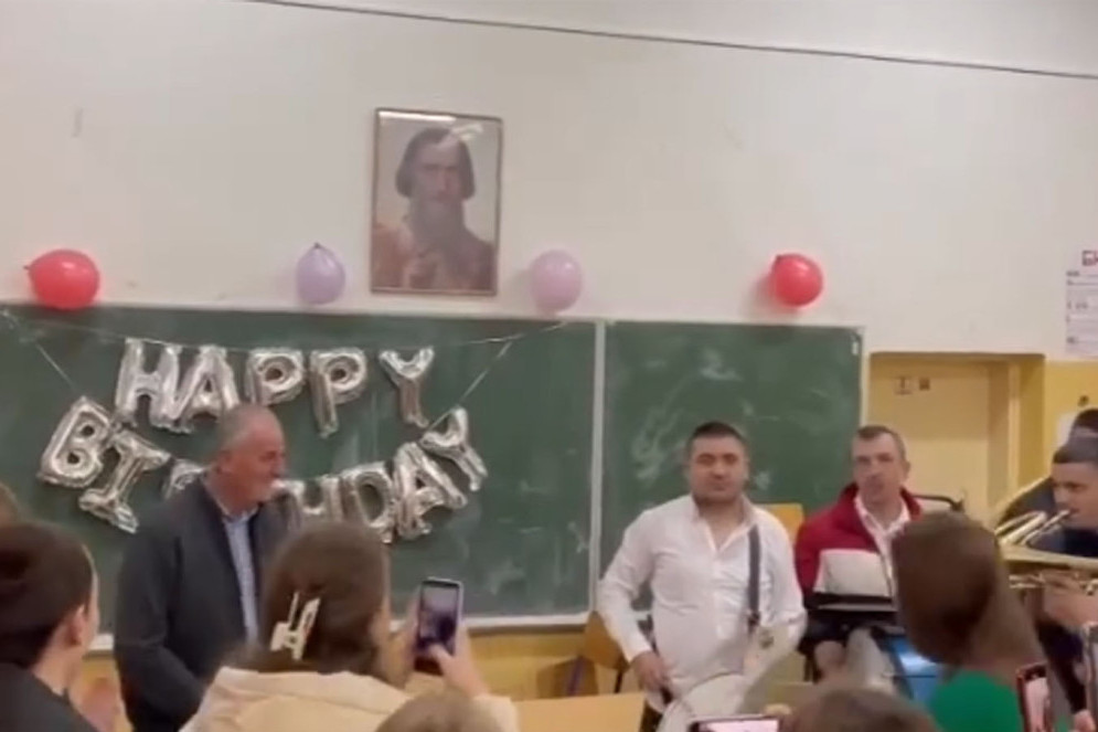Učenici Ekonomske škole u Užicu ispratili u penziju profesora Radenka Markovića: "On je ovo zaslužio" (VIDEO)