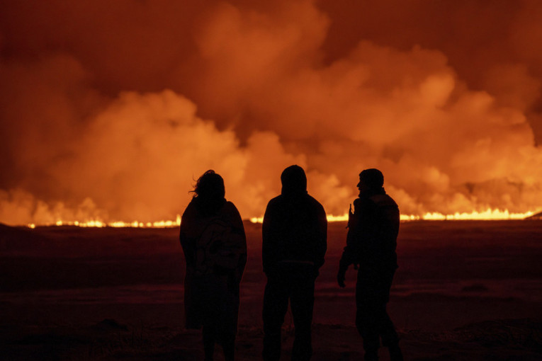 Zastrašujuće scene na Islandu! Vulkan izbacuje mlazeve lave do 500 metara uvis, zvaničnici upozorili: Ovo nije turistička atrakcija (VIDEO)