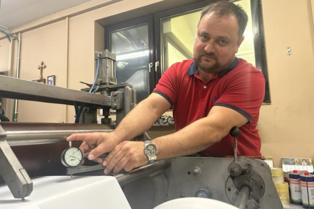 "Čista, srpska pamet": Radovanovići iz Lučana nisu izmislili rupu na saksiji, ali su na tome napravili odličan biznis (FOTO)