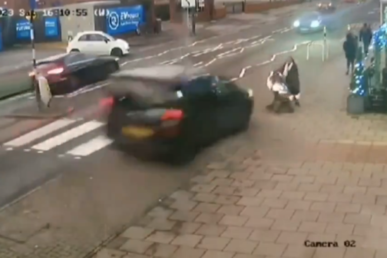 Automobil se prevrnuo na ženu i dete u kolicima! Snimljena dramatična scena (VIDEO)