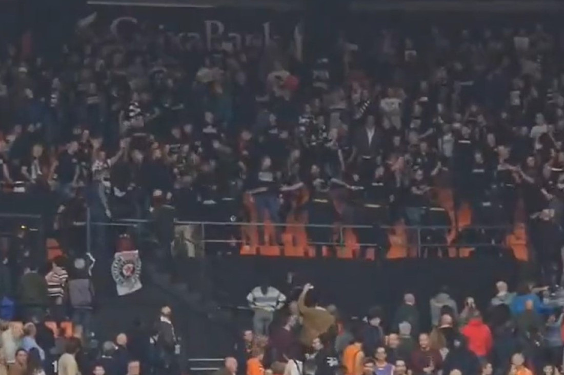 Skandalčina u Valensiji! Pogledajte kako policija pendrecima bije navijače Partizana, na udaru i žene! (VIDEO)