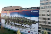 Moćan baner na zgradi Ministarstva odbrane: Vijori se trobojka nad strojem vojnika (FOTO/VIDEO)