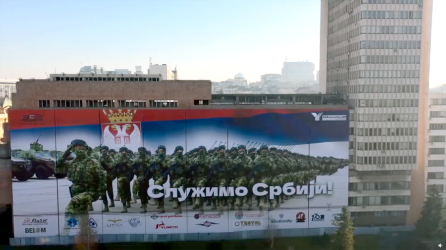 Moćan baner na zgradi Ministarstva odbrane: Vijori se trobojka nad strojem vojnika (FOTO/VIDEO)