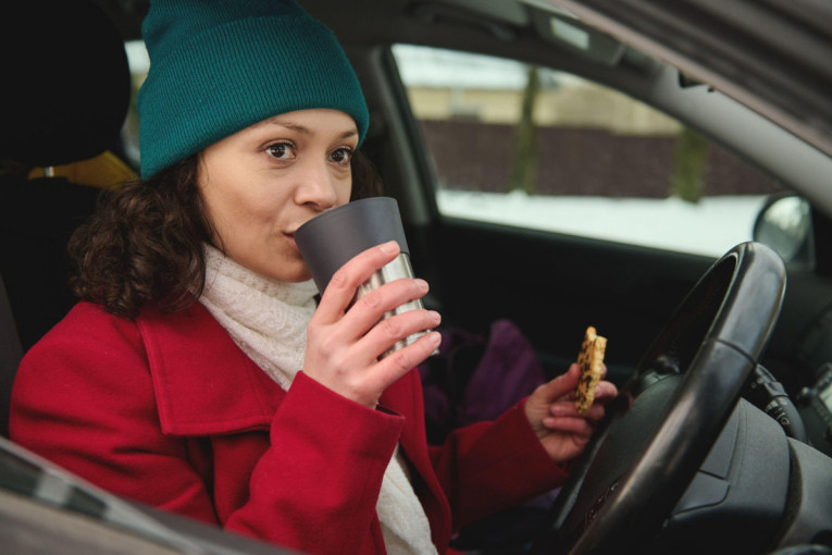 Oprez: Deset stvari koje ljudi stalno zaboravljaju u autu, a hladno vreme može da ih upropasti