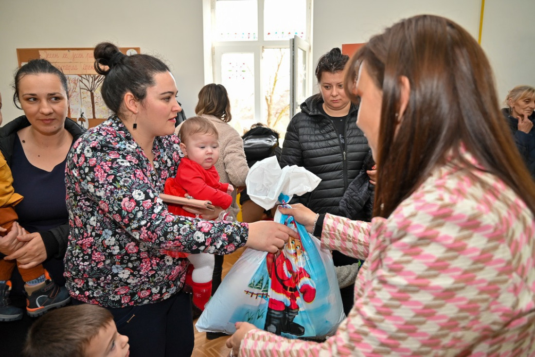 24SEDAM RUMA Aleksandra Ćirić Bošković posetila Stejanovce: Mališanima podeljeni novogodišnji paketići (FOTO)