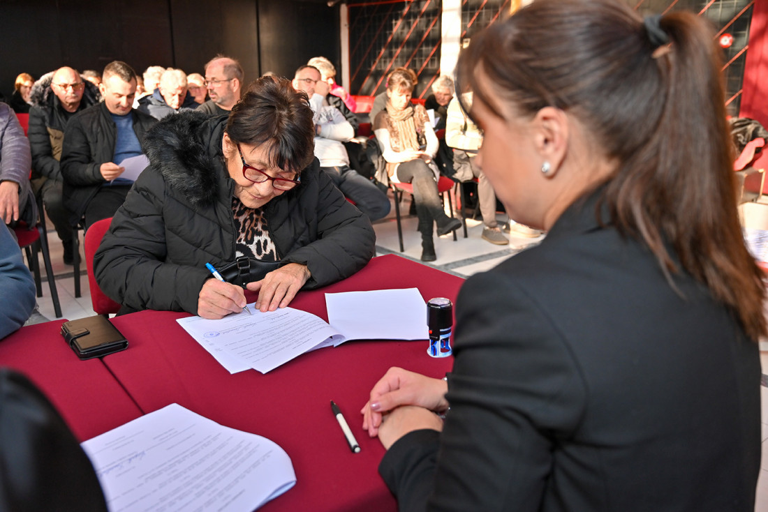 24SEDAM RUMA Opština izdvojila 45 miliona dinara za zamenu PVC stolarije i kotlova: Predsednica Ćirić Bošković uručila prve ugovore (FOTO)