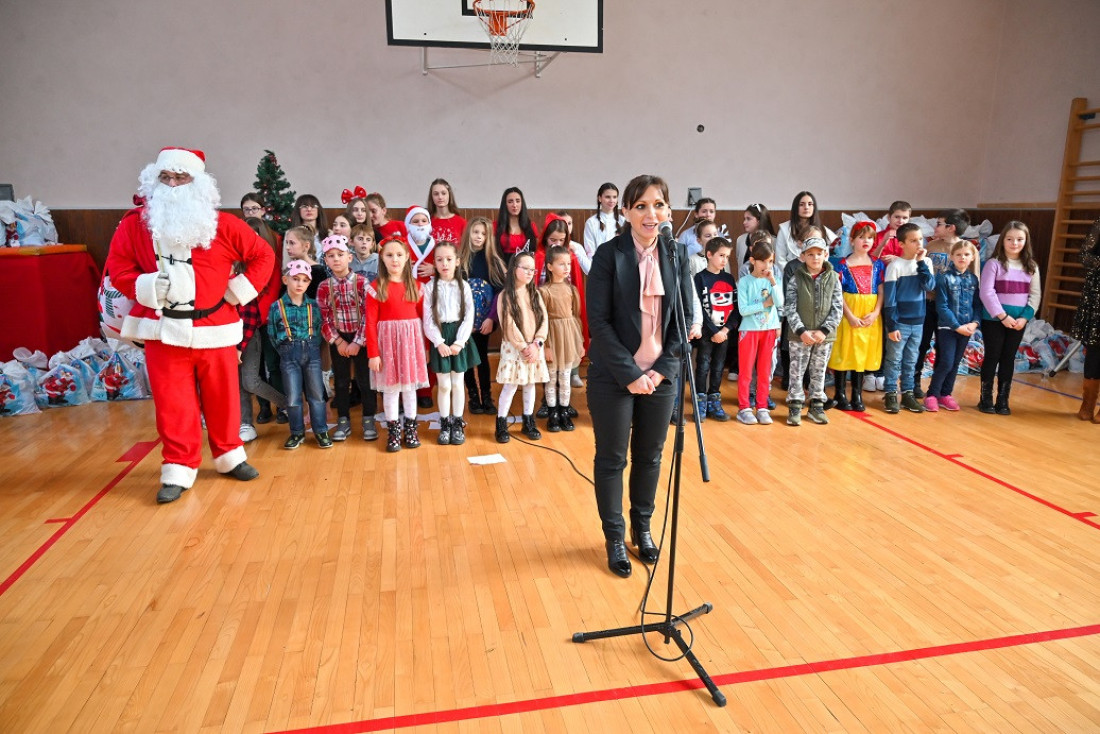 24SEDAM RUMA Uz prigodne svečanosti podeljeni novogodišnji paketići u Buđanovcima i Vognju (FOTO)