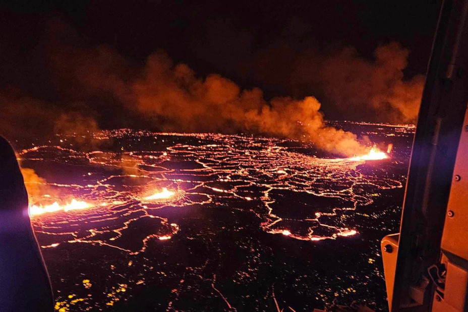 "U isto vreme zapanjujuće i zastrašujuće": Neverovatni snimci lave koja teče iz vulkana na Islandu! (FOTO/VIDEO)