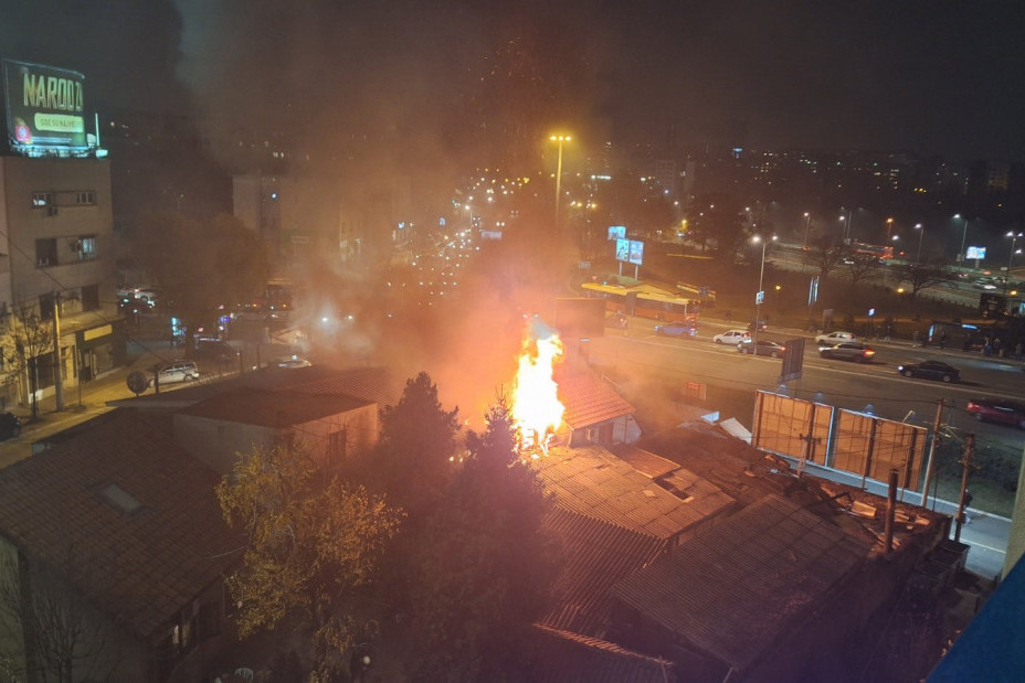 Požar u Novom Sadu! Iz naselja kulja crni dim, vatrogasci pokušavaju da obuzdaju plamen (FOTO/VIDEO)