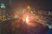 Veliki požar na Autokomandi! Gori objekat pored autoservisa, vatra se proširila i na stambeni objekat (VIDEO)