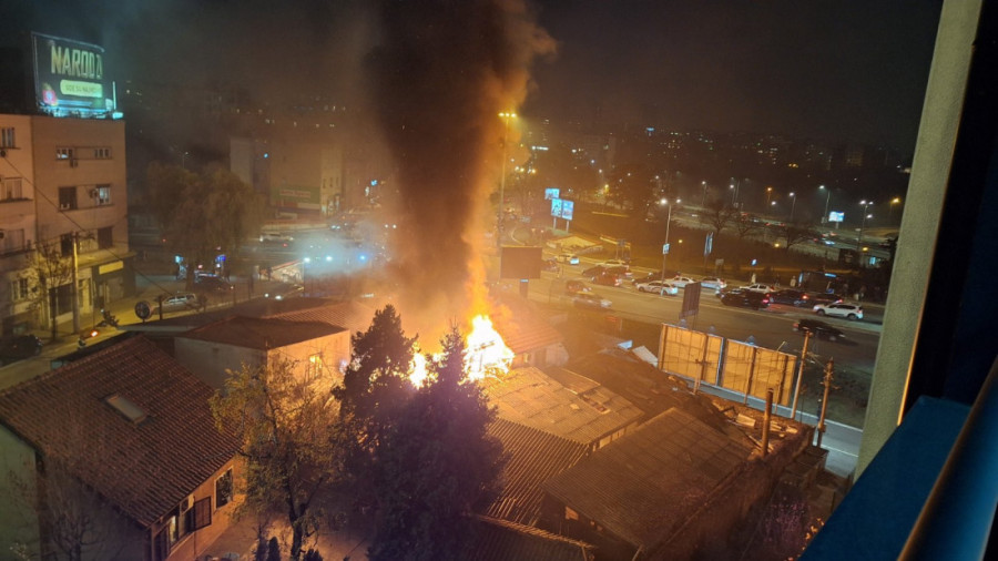 Veliki požar na Autokomandi! Gori objekat pored autoservisa, vatra se proširila i na stambeni objekat (VIDEO)