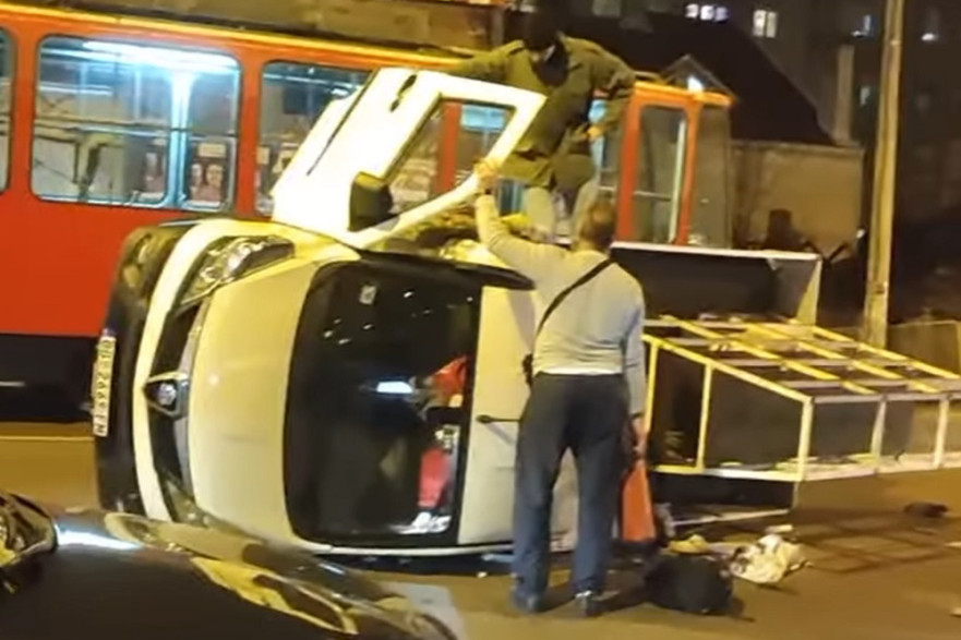 Stravičan sudar u Beogradu: Automobil se zakucao u tramvaj, tri osobe povređene! (FOTO)
