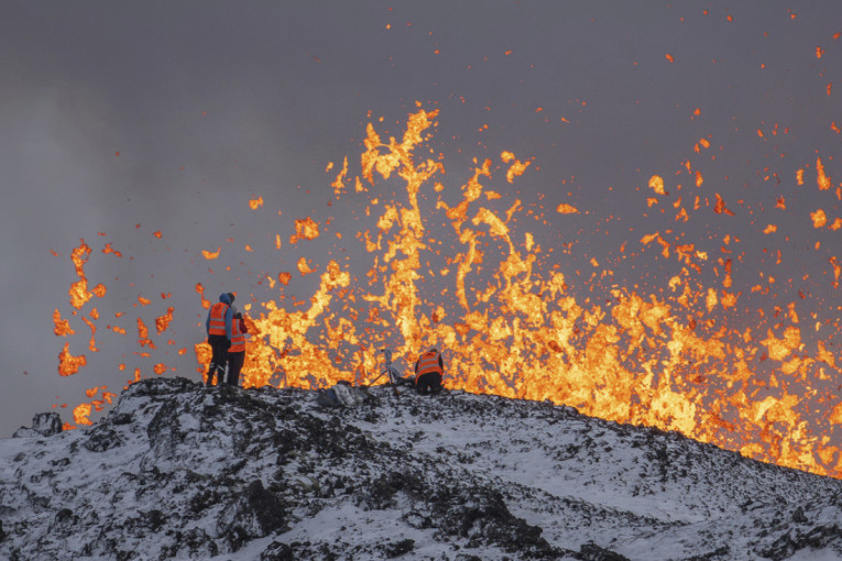 Lava na Islandu sve sporije teče, grad nije ugrožen: "Ovo bi moglo da potraje mesecima"