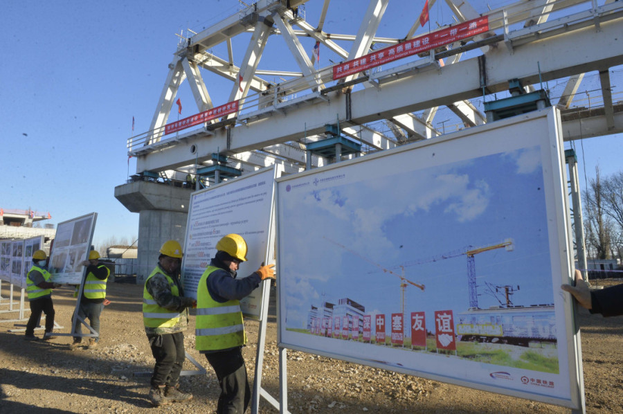 Vučić u Vrbasu obišao završne radove na vijaduktu: "Bićemo brži godinu dana od Mađara, u decembru otvaramo prugu do Subotice" (FOTO/VIDEO)