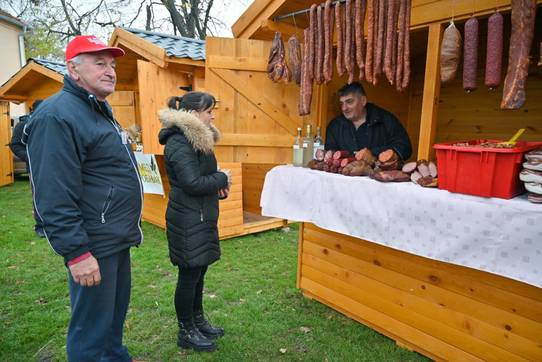 24SEDAM RUMA Održan Sremski svinjokolj - manifestacija koja čuva stare običaje i tradiciju Srema (FOTO)
