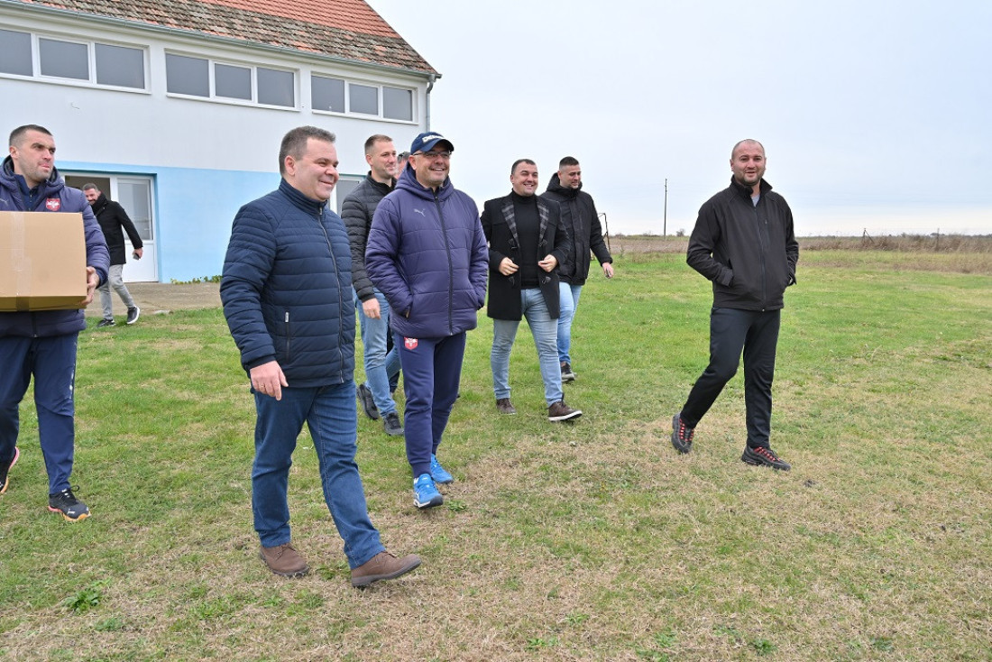 24SEDAM RUMA FSS donirao sportsku opremu za četiri fudbalska kluba iz Rume