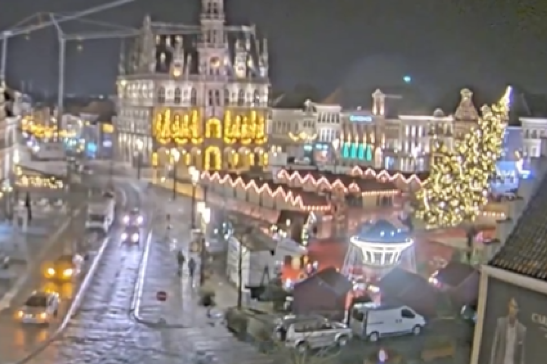 Smrt na božićnom vašaru u Belgiji: Srušila se novogodišnja jelka i ubila ženu! (VIDEO)