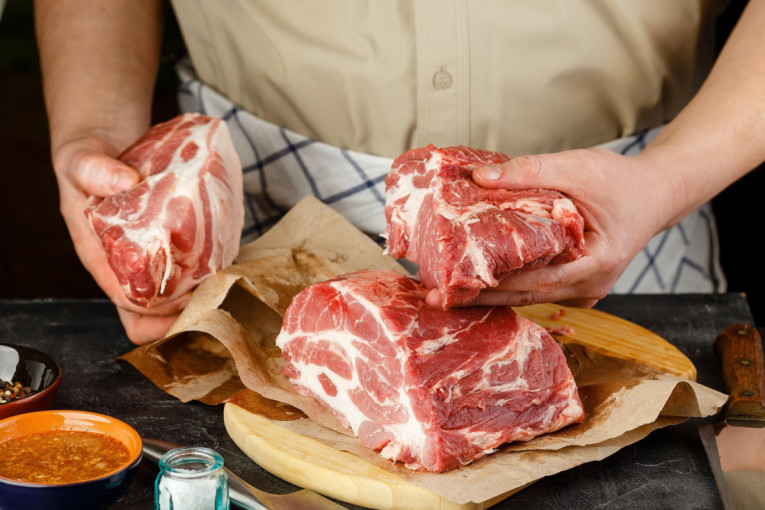 Recept dana: Rolovana svinjska plećka iz rerne je sočna i aromatična, idealna za prazničnu trpezu