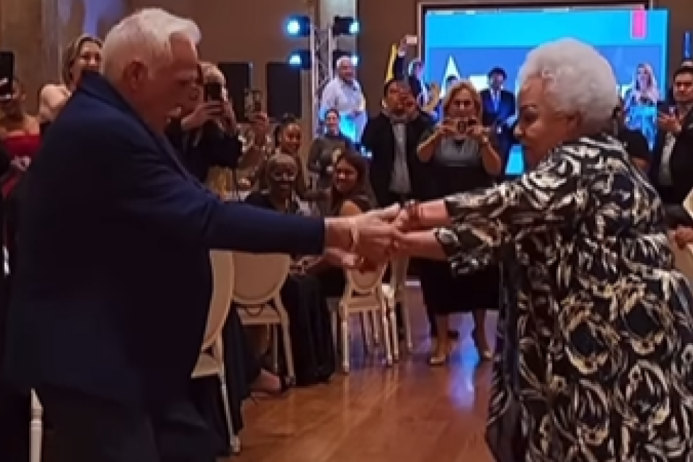 Energija koja nas je oborila s nogu: Stariji par pokazao kako se održava strast u vezi (VIDEO)