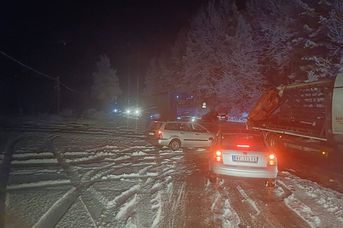 ''Prešao sam samo desetak kilometara za dva sata": Otežan saobraćaj zbog snega u Zlatiborskom okrugu, kamioni poprečeni na putu (FOTO)