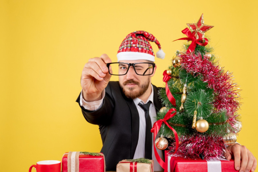 Šta njegov novogodišnji poklon zapravo govori o vašoj vezi? Psihološka analiza koja otkriva mnogo više nego što mislite