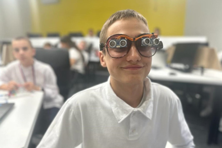 Fantastičan izum Ivana - mladog srpskog inovatora: Napravio naočare za slepe i slabovide, zuje kad se približite prepreci (FOTO)