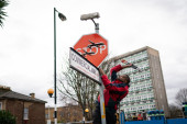 Neverovatna scena na ulicama Londona: Najnovije Benksijevo delo ukradeno naočigled svih (GALERIJA)