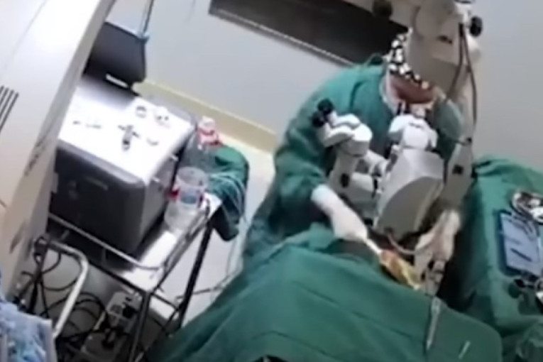 Doktor tokom operacije izudarao pacijentkinju! Kad je krenula da se mrda, počeo da je tuče u glavu (VIDEO)