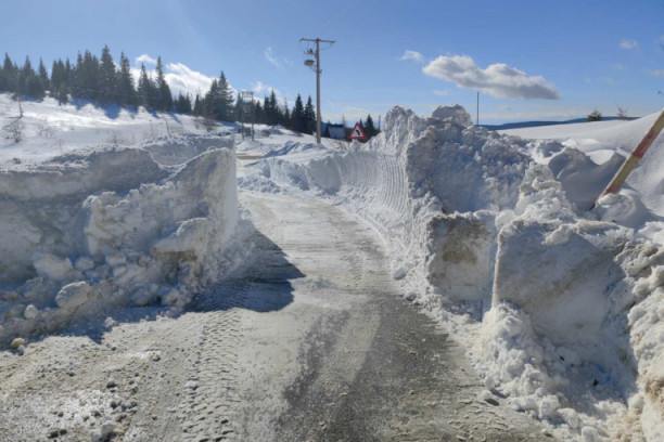 Vozila ostala zaglavljena u smetovima: Kolaps preko Odvraćenice zbog nevremena, putari uz velike napore uspeli sve da pročiste! (FOTO)