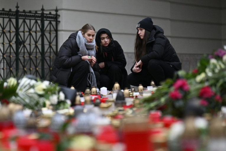 Muk i tuga u Češkoj: Hiljade sveća gori širom zemlje za stradale u masakru, ljudi ujedinjeni u bolu (FOTO)