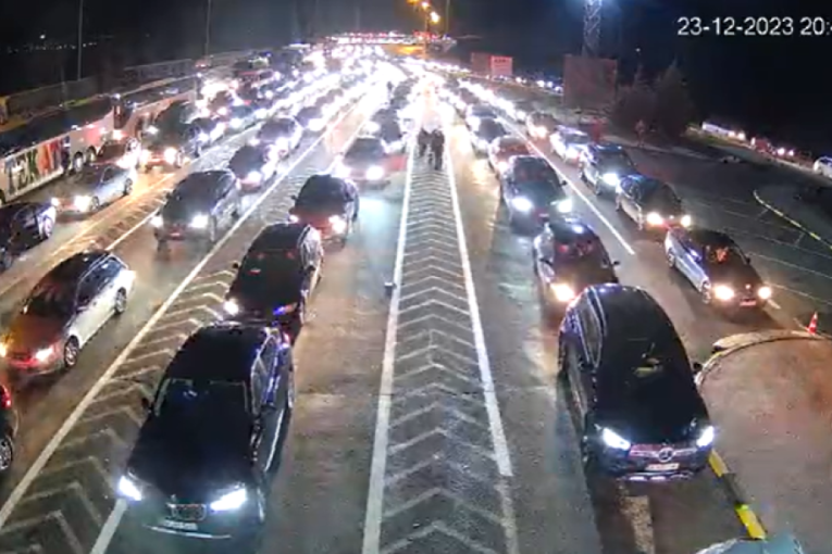 Čeka se 4 sata, kolona duga 15 kilometara! Počele gužve na graničnim prelazima, ni produženo radno vreme ne pomaže (FOTO)