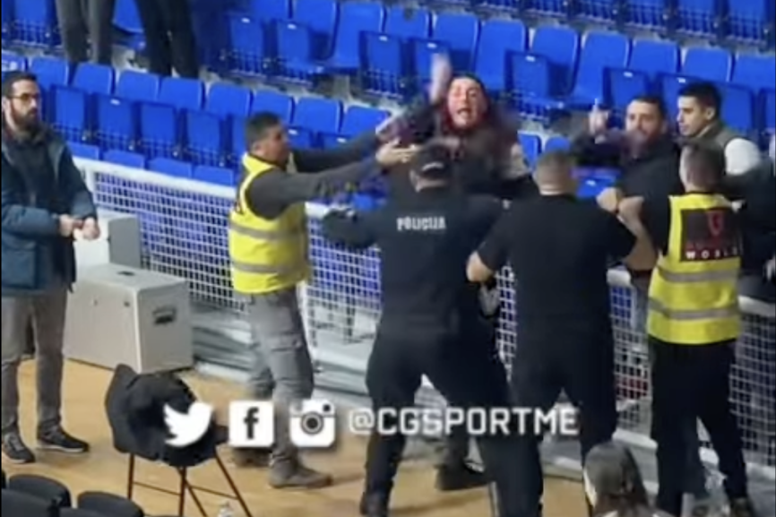 Ovako je počeo haos u Morači! Pojavio se snimak pokušaja Varvara da uđu na teren i obračunaju se sa košarkašima Budućnosti! (VIDEO)