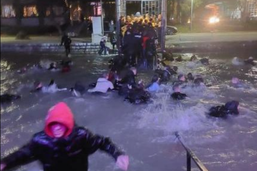 Potonuo poznati splav u Beogradu! Opšta panika, gosti skakali u vodu i plivali do obale, policija ih evakuisala čamcima (VIDEO)