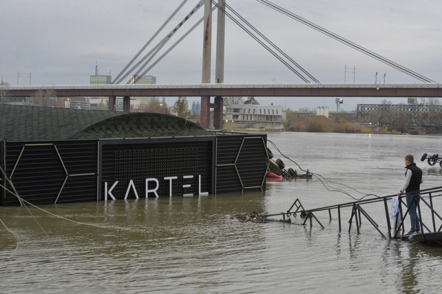 Novi pokušaj izvlačenja splava "Kartel": Radnici sa dizalicom vadili objekat iz mulja