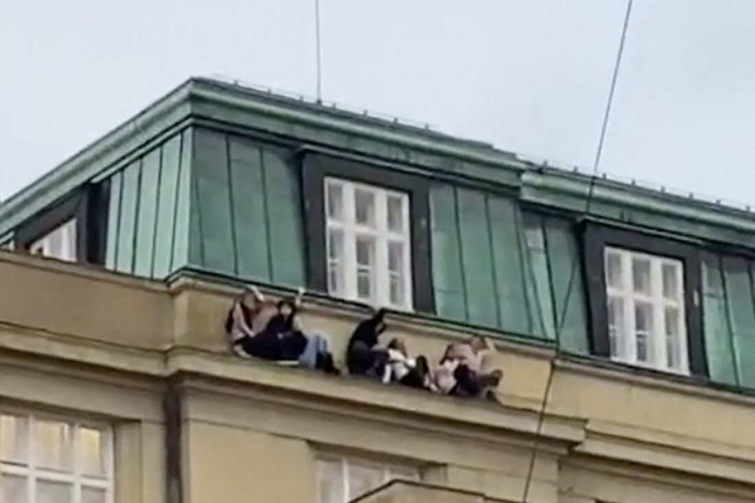 Bili su u zamci: Studenti koji su se krili na krovu od ubice opisali šta se sve događalo (VIDEO)