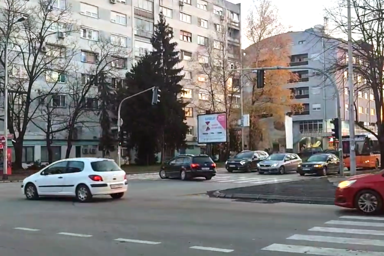 Prekršaj za prekršajem: Zbunjeni vozač u centru grada napravio haos (VIDEO)