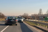 Silovit sudar dva vozila na magistrali smrti: Za manje od pola sata uništena četiri automobila na Ibarskoj (VIDEO)