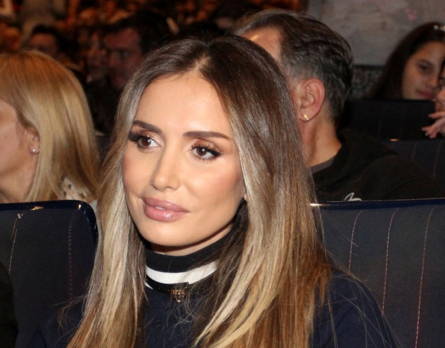 Emina Jahović novom fotkom zaintrigirala: Pevačica ponovo srećna u ljubavi?