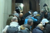 Reporterka N1: Opozicija baca suzavac i biber-sprej na srpsku policiju! (VIDEO)