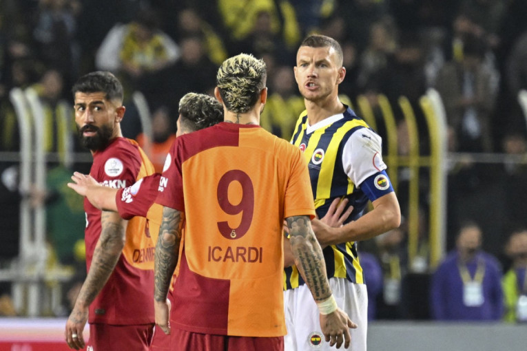 Masnica, glava u stativu i svađe, jednom rečju haos! Svega je bilo u najvećem derbiju Turske, igrao i kapiten Srbije (FOTO/VIDEO)