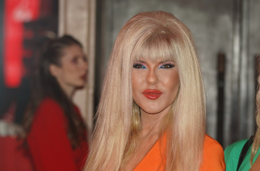 Na pragu sedme decenije, a bomba! Naša pevačica se skinula i pokazala atribute (FOTO)