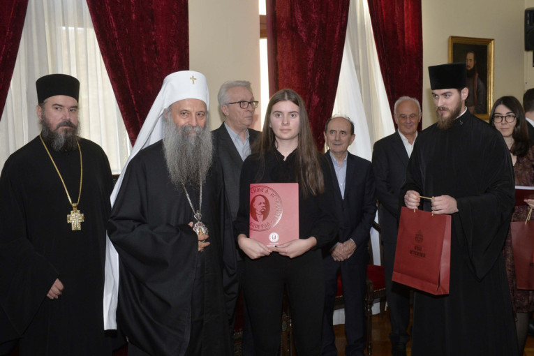 Patrijarh Porfirije dodelio stipendije studentima i đacima iz porodica sa više dece: 6.300.000 dinara za najbolje