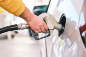 Da li gorivo sme da se toči dok je motor automobila uključen?