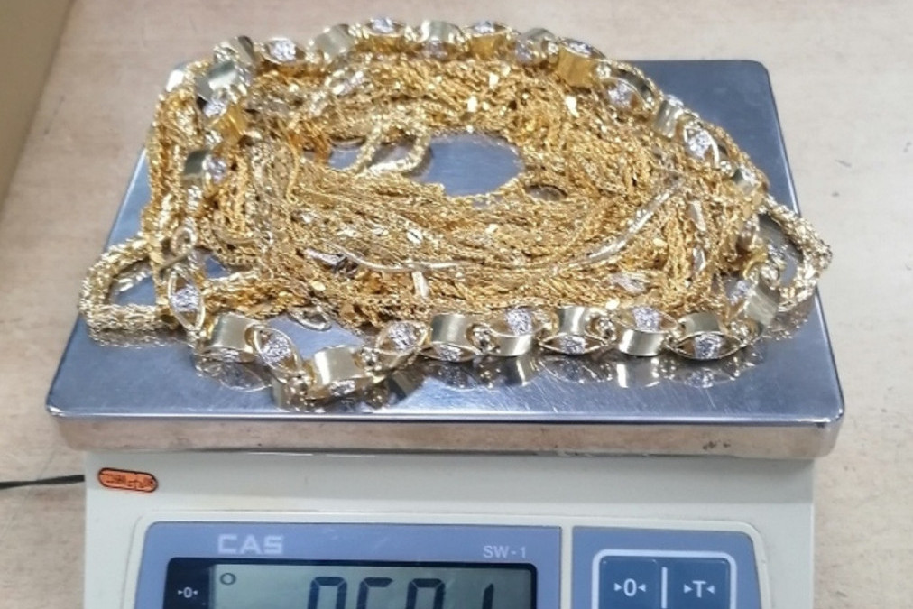 Milionska zaplena na Gradini: Više od kilogram zlatnog nakita u rancu majke troje dece! (FOTO)