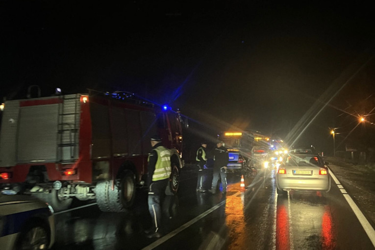 Izgoreo automobil u Kragujevcu: "Plamen je bio visok nekoliko metara, buktinja je planula ispred nas"