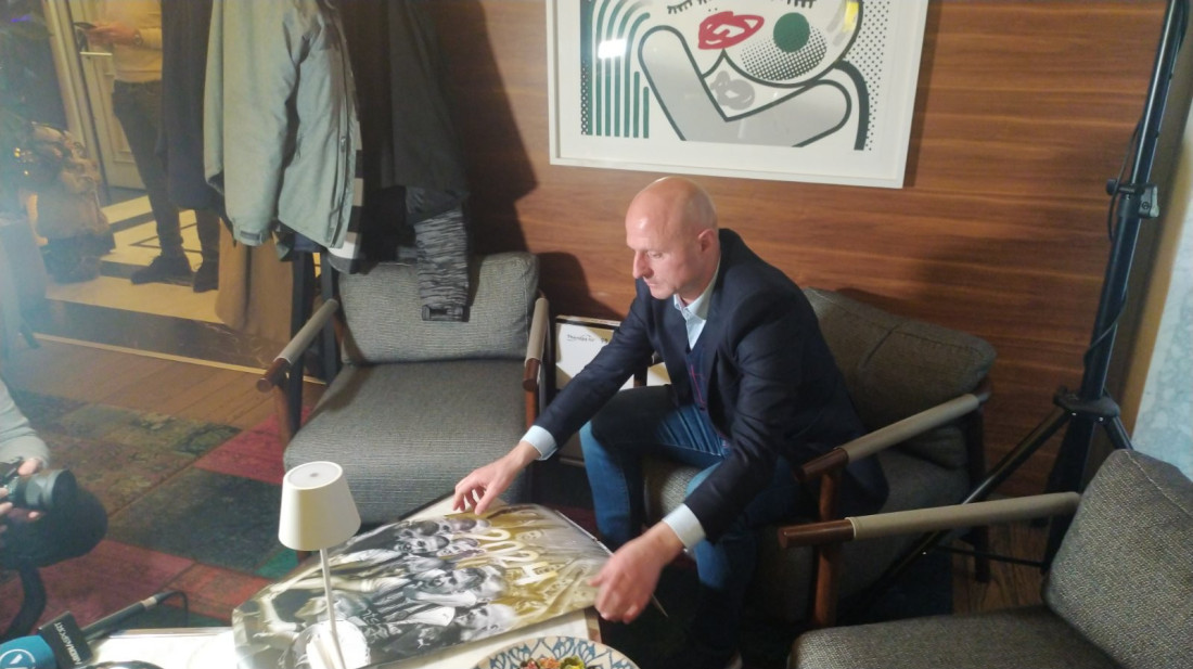 Vučelić sipa so na ranu "grobarima"! Ne samo da je došao na svečanost, nego drži govore i proziva Igora Duljaja! (VIDEO)